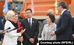 Presidenti serb, Aleksandar Vuçiq, ambasadorja kineze në Beograd, Chen Bo, dhe shefi i kompanisë kineze Shandong Zhang Jianchao. 17 qershor 2020.