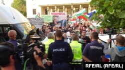 Хиляди протестиращи се събраха в центъра на София