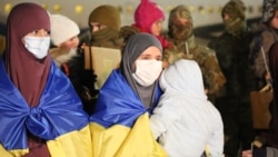 Вызволенные из сирийского лагеря для беженцев украинки в аэропорту «Борисполь», 31 декабря 2020 года