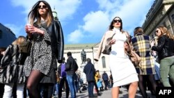 Do sada se u Hrvatskoj mogla popiti kava za ponijeti, te su mnogi uživali na suncu pijući kavu na ulici (Zagreb, veljača 2021.)