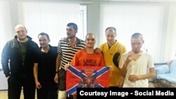 Українські сепаратисти і російські «відпускники» в донецькому госпіталі. Крайній праворуч – ймовірно, танкіст з Бурятії Доржі Батомункуєв