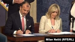 Jadranka Joksimović, ministarka za evrointegracije u Vladi Srbije, prililkom potpisivanja ugovora o korišćenju evorpskih fondova sa šefom kancelarije EU u Srbiji Semom Fabricijem 2. jula 2018.