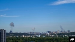 Dim se diže iznad Kijeva nakon ruskog napada, 8. jula 2024. 