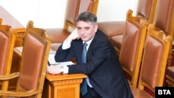 Данаил Кирилов подаде оставка като правосъден министър малко след изготвянето на проекта за нова конституция. И досега той не е обяснил какви са мотивите за решението му.