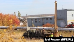 Отбор грунта специалистами на территории предприятия "Уфахимпром" в 2019 году