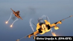 Două avioane F-18 în timpul exercițiilor comune ale SUA, Turciei și Spaniei - state membre ale NATO, baza militară Gando, Spania, octombrie 2019
