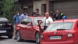 Част от присъствалите на претърсването на къщата служители на полицията