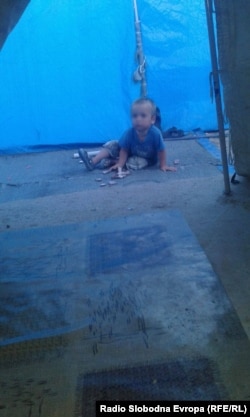 Dječak porijeklom iz BiH u šatoru u kampu Roj. Humanitarne organizacije upozoravaju na teške i opasne uvjete u ovim kampovima.