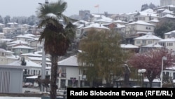 Снег во Охрид.