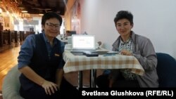 Активистки организации Feminita Гульзада Сержан (слева) и Жанар Секербаева. Астана, 17 мая 2017 года. 