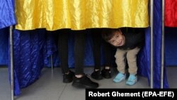 Imagini de la alegerile prezidențiale din toamana anului trecut