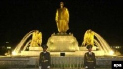 Cолдаты стоят на страже перед статуей Сапармурата Ниязова. Монумент независимости в Ашгабате. 1 ноября 2001 года.