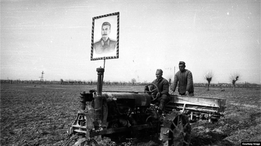 Plakat sovjetskog vođe Josifa Staljina na jednom od prvih traktora fotografisanih na radu na poljima Uzbekistana.Početkom 1925. godine, područje današnjeg Uzbekistana proglašeno je republikom Sovjetskog Saveza. Sovjetsko preuzimanje vlasti označilo je period nemilosrdne transformacije, koji je uključivao pogubljenja uzbečkih političkih zatvorenika, kao i programe opismenjavanja i industrijalizaciju.