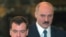 Президент Беларуси Александр Лукашенко стоит позади президента России Дмитрия Медведева. Москва, 3 февраля 2009 года.