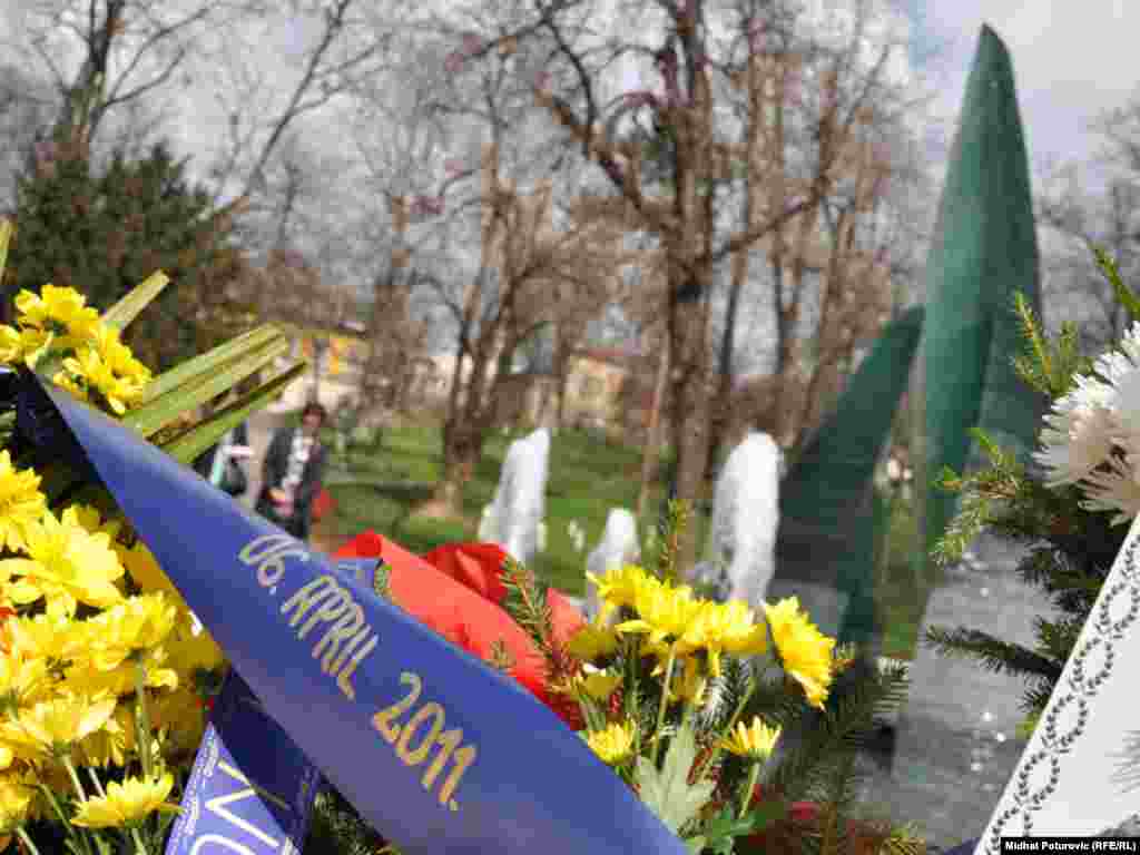 Polaganje cvijeća na Spomen obilježje ubijenoj djeci opkoljenog Sarajeva, Foto: Midhat Poturović