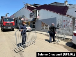 დაცვის სამსახურმა დამწვარი ბაზრის შიდა ტერიტორიაზე სპეციალური ტექნიკა შეუშვა და ახლა დამცავი ჯებირების კედელს აწყობს.