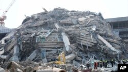 Salvatorii lucrează la locul unei clădiri înalte în construcție care s-a prăbușit după un cutremur cu magnitudinea de 7,7 în Bangkok, Thailanda. 28 martie 2025