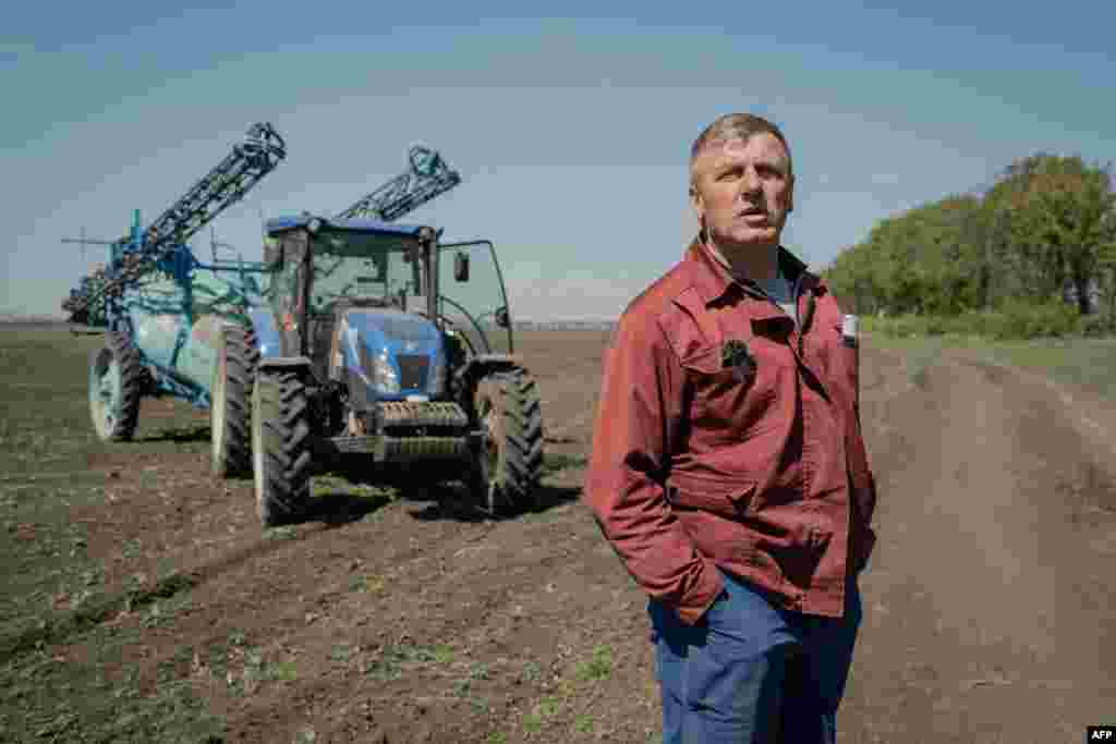 A Harkiv melletti Korobcsinénél Mikola Pereverzev is saját kezébe vette a sorsát és mezőgazdasági gépekkel kezdte meg a mezők tisztítását. „A traktorom háromszor robbant fel. Végül két hónap alatt 200 hektárnyi aknamezőt tisztítottunk meg” – meséli.