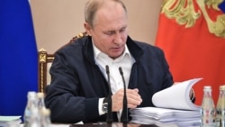 Владимир Путин работает с обращениями граждан перед прямой линией