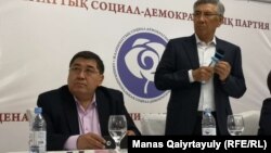 Лидер Общенациональной социал-демократической партии (ОСДП) Жармахан Туякбай (справа) и журналист Ермурат Бапи на внеочередном съезде ОСДП. Алматы, 26 апреля 2019 года.