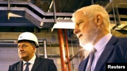 Tadašnji predsjednik Republike Srpske Milorad Dodik i izvršni direktor EFT grupe Vuk Hamović (desno) na svečanosti povodom puštanja u rad elektrane na ugalj snage 300 MW, prve i najveće privatne investicije u energetskom sektoru zemlje od strane britanskog tima za finansiranje energije (EFT) u Stanarima kod Doboja, BiH, 20. septembar 2016.