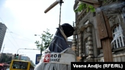 Ekonomski komentator Mijat Lakićević tvrdi da banke snose odgovornost za to što se desilo dužnicima (Fotografija sa protesta dužnika pred Vlasom Srbije, Beograd, juni 2016.)