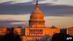 Flamuj amerikanë shihen në ndërtesën e Kapitolit, ku Donald Trump do të bëjë betimin si president i Shteteve të Bashkuara. Uashington, 18 janar 2025. 