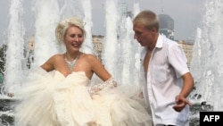 Спасения от жары люди по-прежнему ищут в фонтанах/