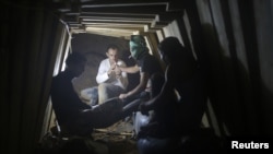 Šverceri duhana i cigareta na pauzi u jednom od tunela