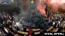 Sala de ședințe a parlamentului sârb după ce au fost aruncate mai multe fumigene și rachete de semnalizare, Belgrad, 4 martie 2025.