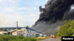 Lángol és füstöl az orosz rakétatalálat után a munkácsi üzem, amely több ezer környékbelinek ad munkát. 2025. augusztus 21.