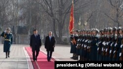 Экс-президент Алмазбек Атамбаев и президент Сооронбай Жээнбеков