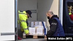 Kirakodják a teherautóból az Európai Gyógyszer Ügynökség által engedélyezett oltóanyag, az oxfordi AstraZeneca-vakcina első szállítmányát a Hungaropharma gyógyszer-nagykereskedelmi vállalat budapesti telephelyén 2021. február 6-án.