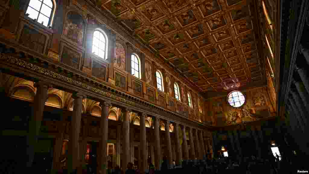 Roma, 22 aprilie 2025 - credincioșii se roagă în Biserica Santa Maria Maggiore, după moartea Papei Francisc.