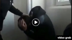 Скриншот распространившегося в Сети видео с насилием в школе.