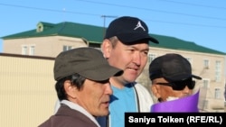 Гражданский активист Талгат Аян (в центре) вернулся в родной город после выхода из колонии в городе Актобе. Атырау, 29 апреля 2018 года.