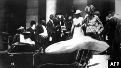 Franz Ferdinand i njegova supruga Sofija izlaze iz Vijećnice neposredno prije atentata 28. juna 1914.