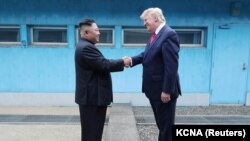 Američki predsjednik Donald Trump rukuje se sa sjevernokorejskim liderom Kim Jong Unom u demilitariziranoj zoni koja razdvaja dvije Koreje, Panmunjom, Južna Koreja, 30. juna 2019.