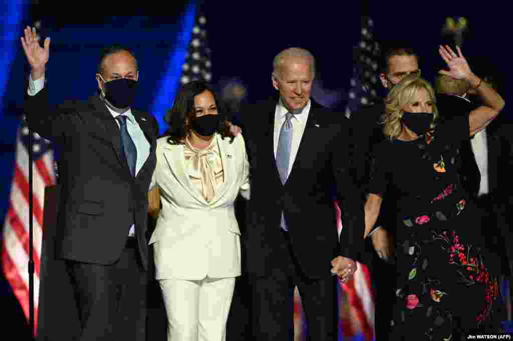 Новоизбраниот претседател на САД, Џо Бајден и новоизбраниот потпретседател Камала Харис стојат заедно со сопружниците Џил Бајден и Даг Емхоф, откако беа прогласени за победници на претседателските избори, Вилмингтон, Делавер, на 7 ноември 2020 година,&nbsp;
