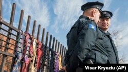 Kavate na poklon premijeru ispred Vlade Kosova 