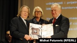 Gradonačelnik Alija Behmen prima nagradu u ime građana Sarajeva, 6. april 2012.