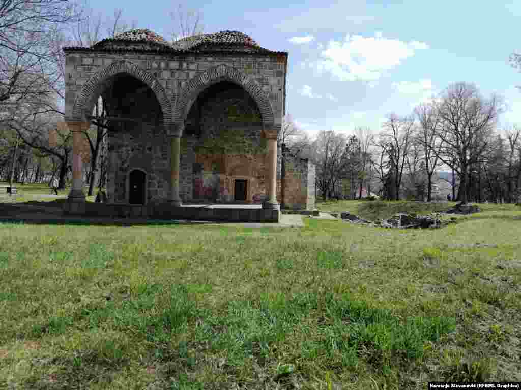 Do oslobođenja Niša 1878. bilo je 13 džamija, a jedina sačuvana u tvrđavi je Bali-begova džamija koja je sada galerija Salon 77.