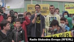 Архивска фотографија - Протест против загадувањето на воздухот во Тетово. Аријанит Џафери од Еко Герила.
