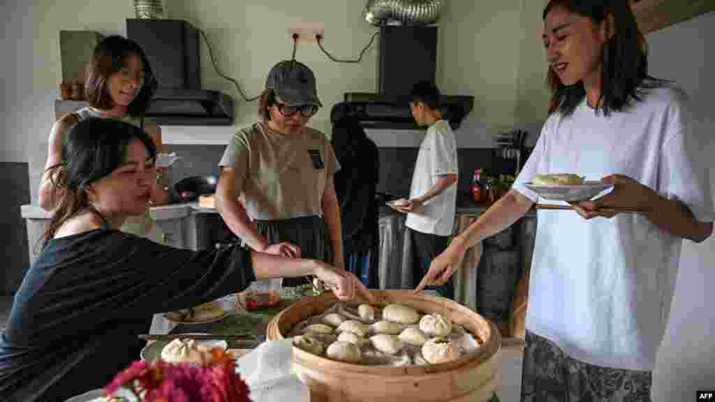 Készül az ebéd Keke kommunájában. „Elkezdtem azon gondolkodni, milyen lenne egy biztonságos és nyugodt munkakörnyezet. Egy hely, ahol nem kell félnünk. Egy hely, ahol önmagunk lehetünk” - mondja Keke az AFP-nek