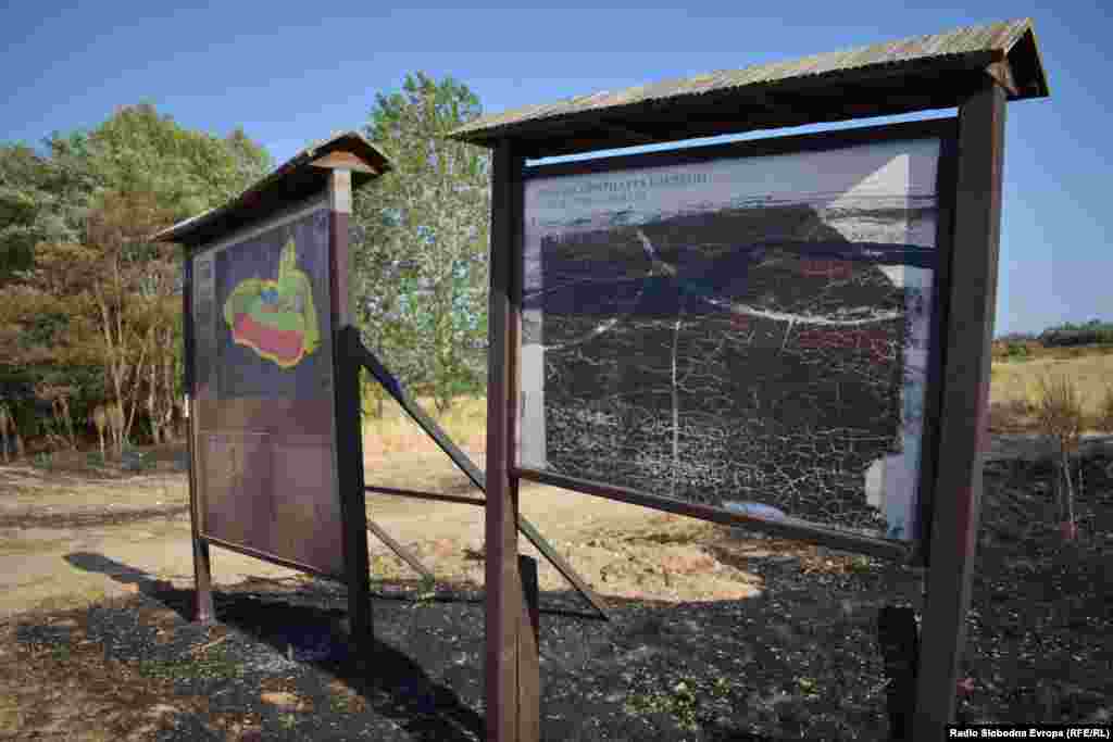 Znakovi ispred Prirodnog rezervata Ezerani oštećeni su u požaru koji je prije nekoliko dana zahvatio obalu Prespanskog jezera.