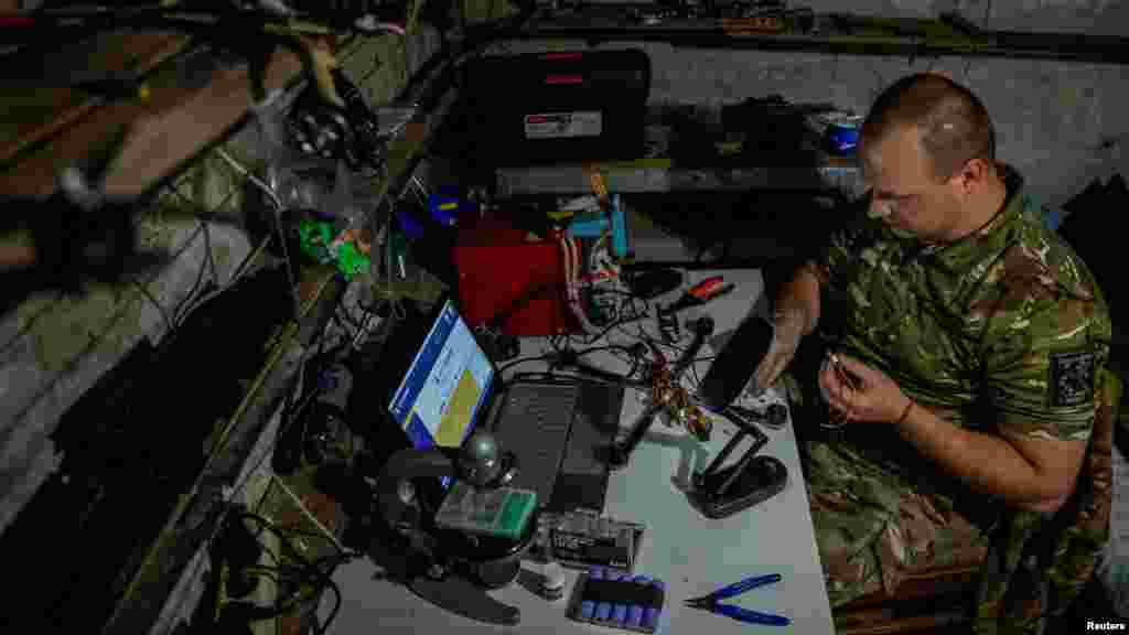 Van, hogy az érzékeny eszközök javításra szorulnak. Azonban Szerhij, az ukrán fegyveres erők 141. különálló gépesített dandárjának katonája most nem a saját drónjaikat szerelni, hanem az orosz egységektől zsákmányolt darabokat teszi újra alkalmassá a bevetésre