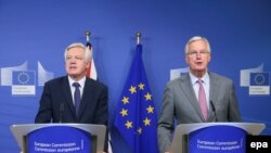 Glavni britanski pregovarač David Davis (L) i njegov francuski kolega koji zastupa EU Michel Barnier (D), 17. juli 2017.