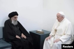 Систани никога не се е появявал на публични места. Той отговаря писмено на въпросите, които му се изпращат, а негови представители четат проповедите му всеки петък.