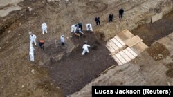 
Sahranjivanje žrtava korona virusa u Njujorku. Fotografija sa drone, zabeležena 9. Aprila 2020.
