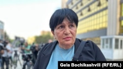 ალექსი ახვლედიანის ადვოკატი ლალი აფციაური თბილისის საქალაქო სასამართლოს ეზოსთან